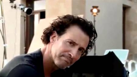 Режиссер порнофильма заправляет актрисам