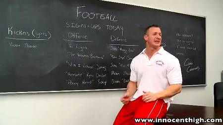 Физрук поимел рыжую студентку