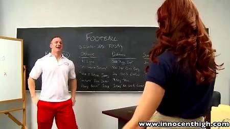 Физрук поимел рыжую студентку