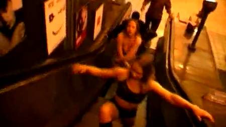 Телки отжигают в метро