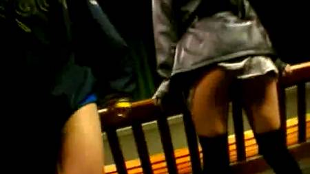 Телки отжигают в метро