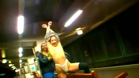 Телки отжигают в метро