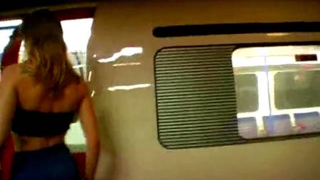 Телки отжигают в метро