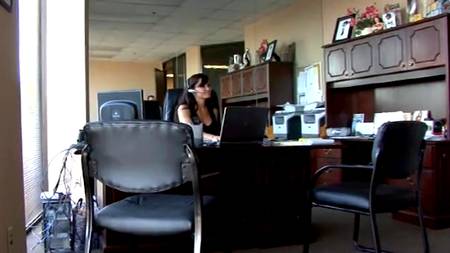 Брюнетка не смогла пройти мимо первого клиента