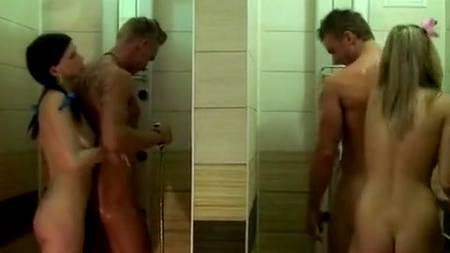 Студенческая групповуха в душе