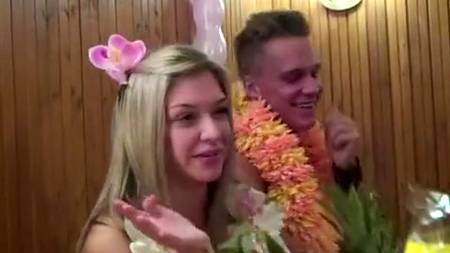 Студенческая групповуха в душе