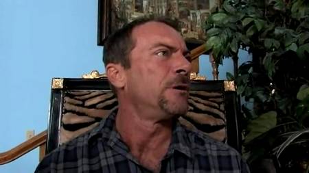 Блондинки отмыли бомжа и устроили групповуху