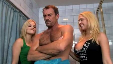 Блондинки отмыли бомжа и устроили групповуху