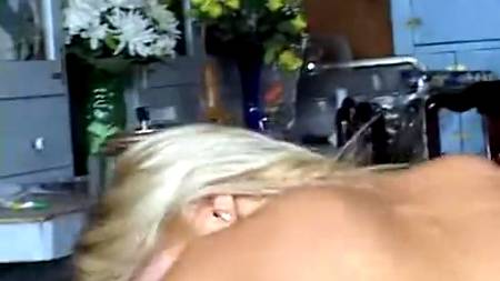 Блондинка выдала офигенный сквирт