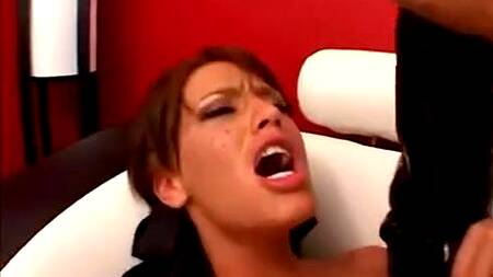 Девка в высоких сапогах подставляет попку под член мужика