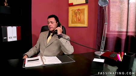 Сексапильная секретарша объездила очком жилистый пенис зрелого начальника