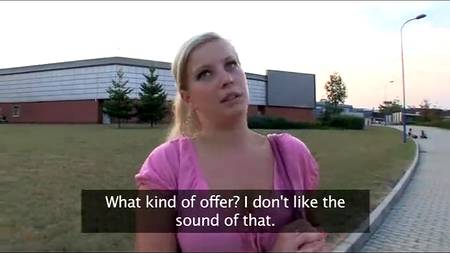 С грудастой девочкой в ближайших кустах