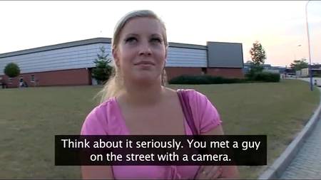 С грудастой девочкой в ближайших кустах