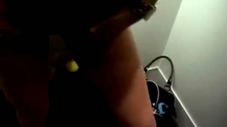 Сочный секс с приколом в кабинке для переодевания