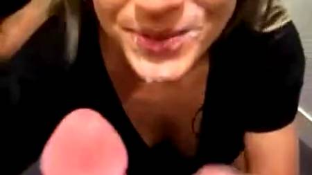 Сочный секс с приколом в кабинке для переодевания