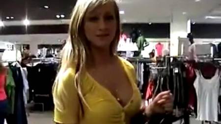 Сочный секс с приколом в кабинке для переодевания