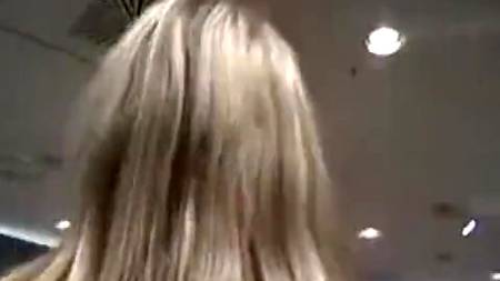 Сочный секс с приколом в кабинке для переодевания