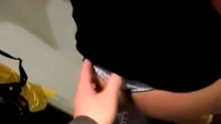 Сочный секс с приколом в кабинке для переодевания