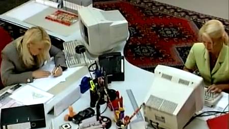 Офисная девочка отрабатывает зарплату двумя дырками