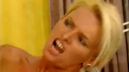 Офисная девочка отрабатывает зарплату двумя дырками