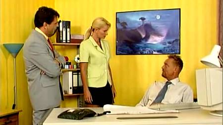 Офисная девочка отрабатывает зарплату двумя дырками