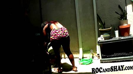 Сперма на ягодицах сочной негритянки