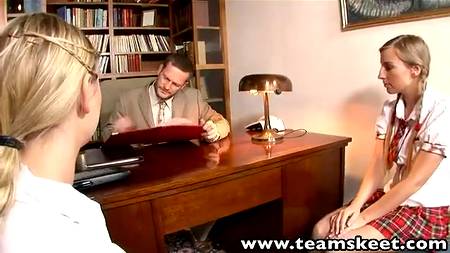 Групповуха студенток и директора