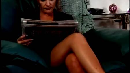 Рыженькая дама соблазняет молодого соседа