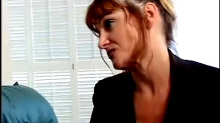 Рыженькая дама соблазняет молодого соседа