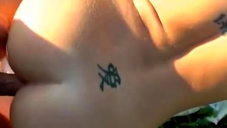 Какой-то чурка развел русскую на секс в кустах