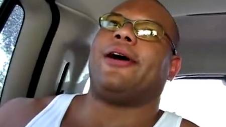 Грудастая домохозяйка обслуживает толпу молодых жеребцов