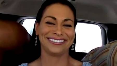 Грудастая домохозяйка обслуживает толпу молодых жеребцов