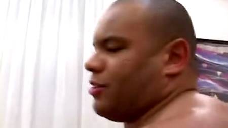 Грудастая домохозяйка обслуживает толпу молодых жеребцов