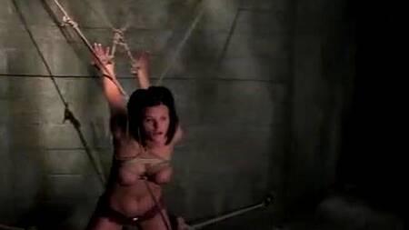 Садист доминирует над худышкой и жестко её трахает