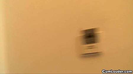 Шлюха подставила за деньги свои дырки