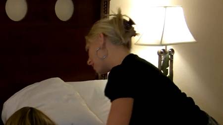 Лесбы начали с массажа, а продолжили сексом