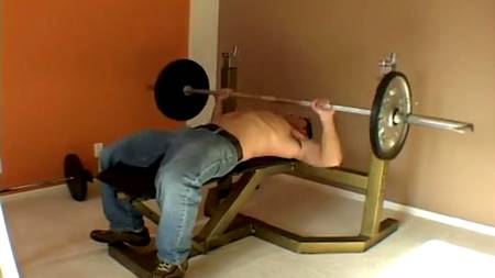 Брюнетка трахается с накачанным парнем