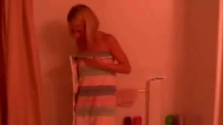 Блондинка дрочит мужу, а потом мастурбирует сама