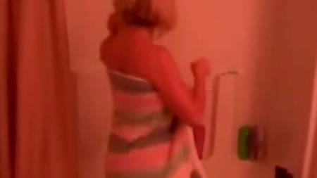 Блондинка дрочит мужу, а потом мастурбирует сама