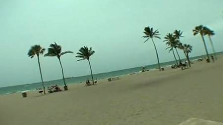 Порно с двумя сочными пляжницами