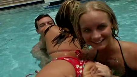 Порно с двумя сочными пляжницами