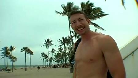 Порно с двумя сочными пляжницами