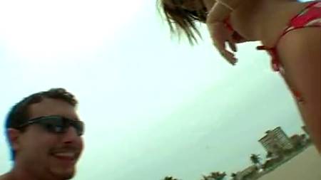 Порно с двумя сочными пляжницами