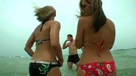 Порно с двумя сочными пляжницами