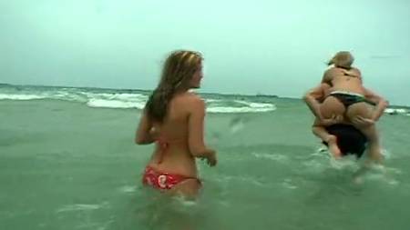 Порно с двумя сочными пляжницами