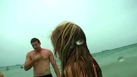 Порно с двумя сочными пляжницами