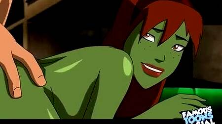 Зеленая девушка Халк отдается в попку раком