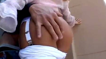 Красавица с кляпом во рту просит мужика доминировать