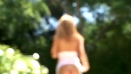 Красавица с кляпом во рту просит мужика доминировать