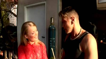 Слесаря натянули клиентку в обе дырки